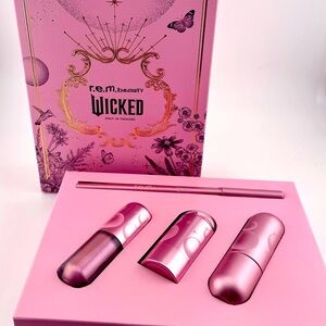 R.E.M Beauty Wicked Makeup Set
